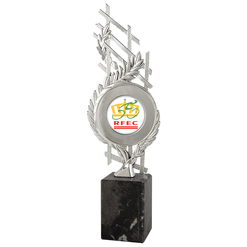 Trofeo plástico portadiscos plateado. Ref:24111